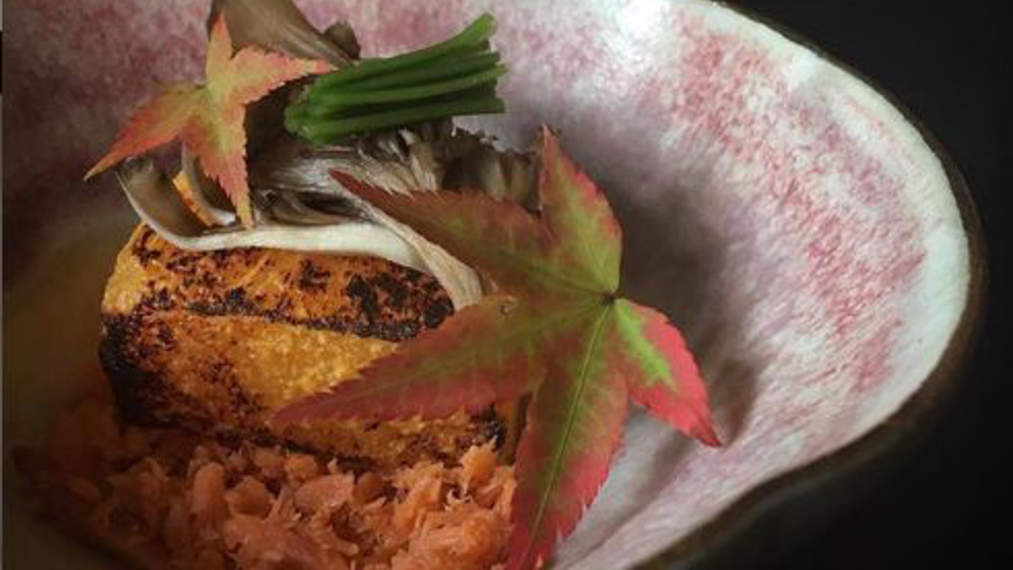 *夕食一例／焼き柿 鮭フレークのソース 発酵舞茸とともに