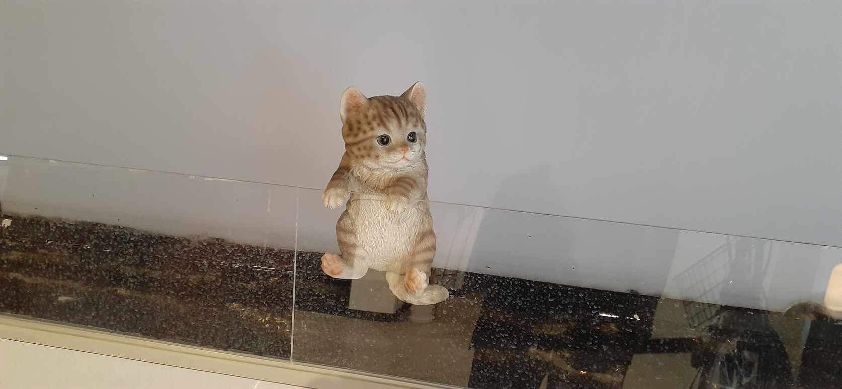 フロント正面滝の前のオブジェ（猫）