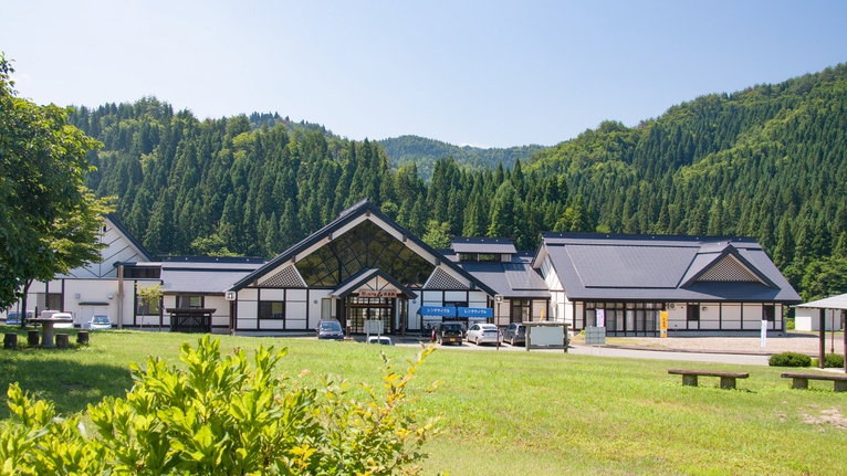 *保養館外観／のどかな自然の風景