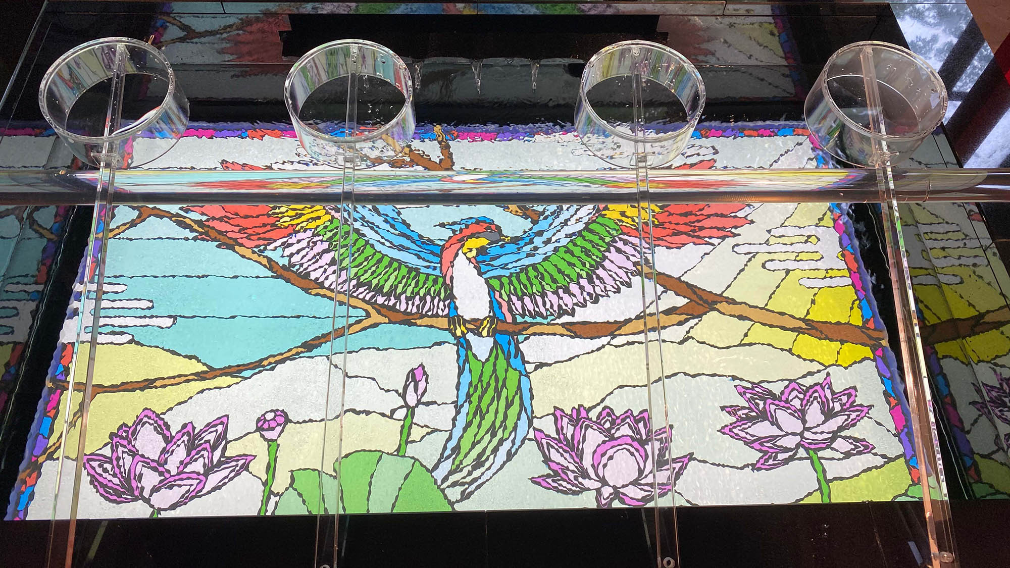 ・【極楽橋駅】極楽鳥や高野山ゆかりの動植物が描かれた駅内の壁画