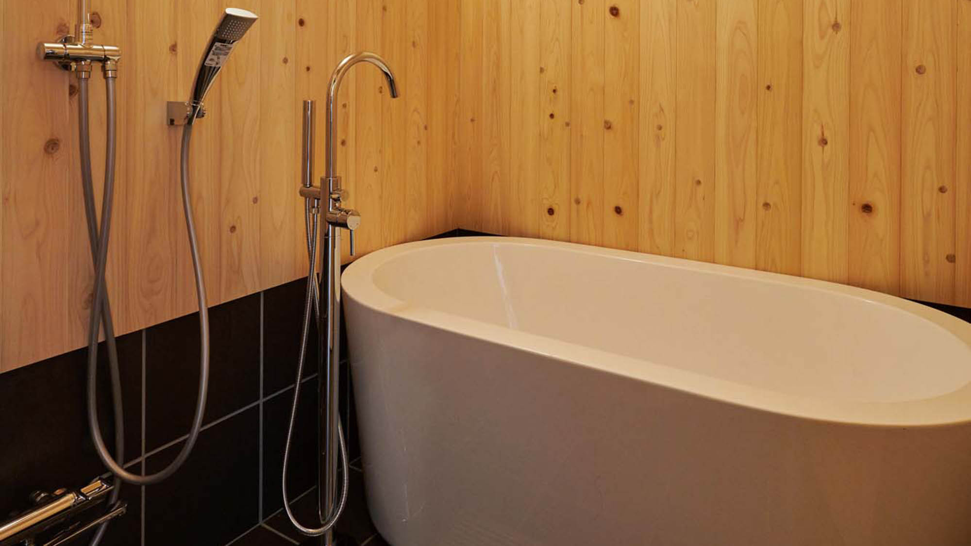 ・【高野】木目調のレトロ感とスタイリッシュな近代的雰囲気を満喫できる浴室