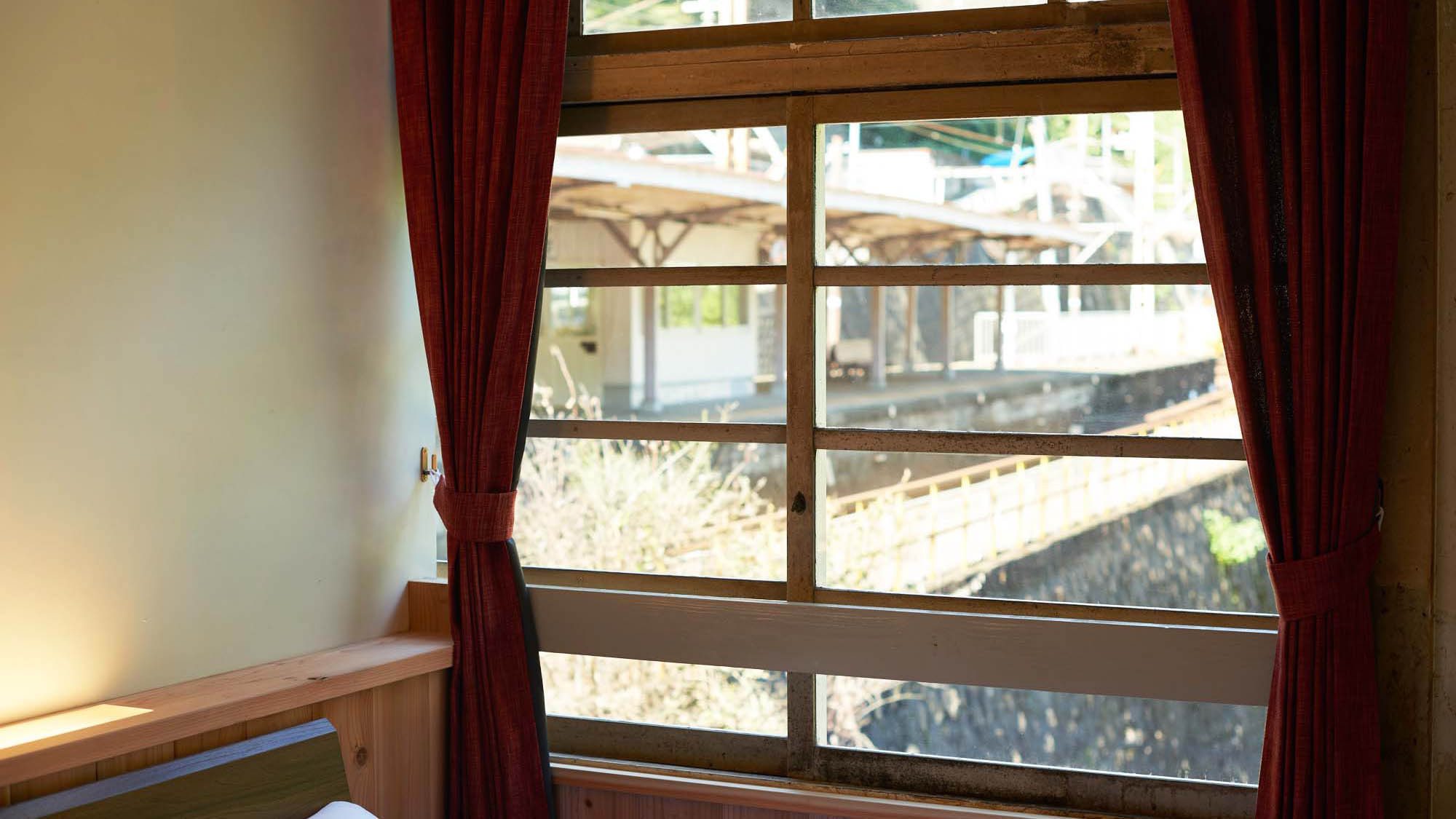 ・【高野】客室から駅ホームや電車を眺められる、鉄道好きにはたまらない空間
