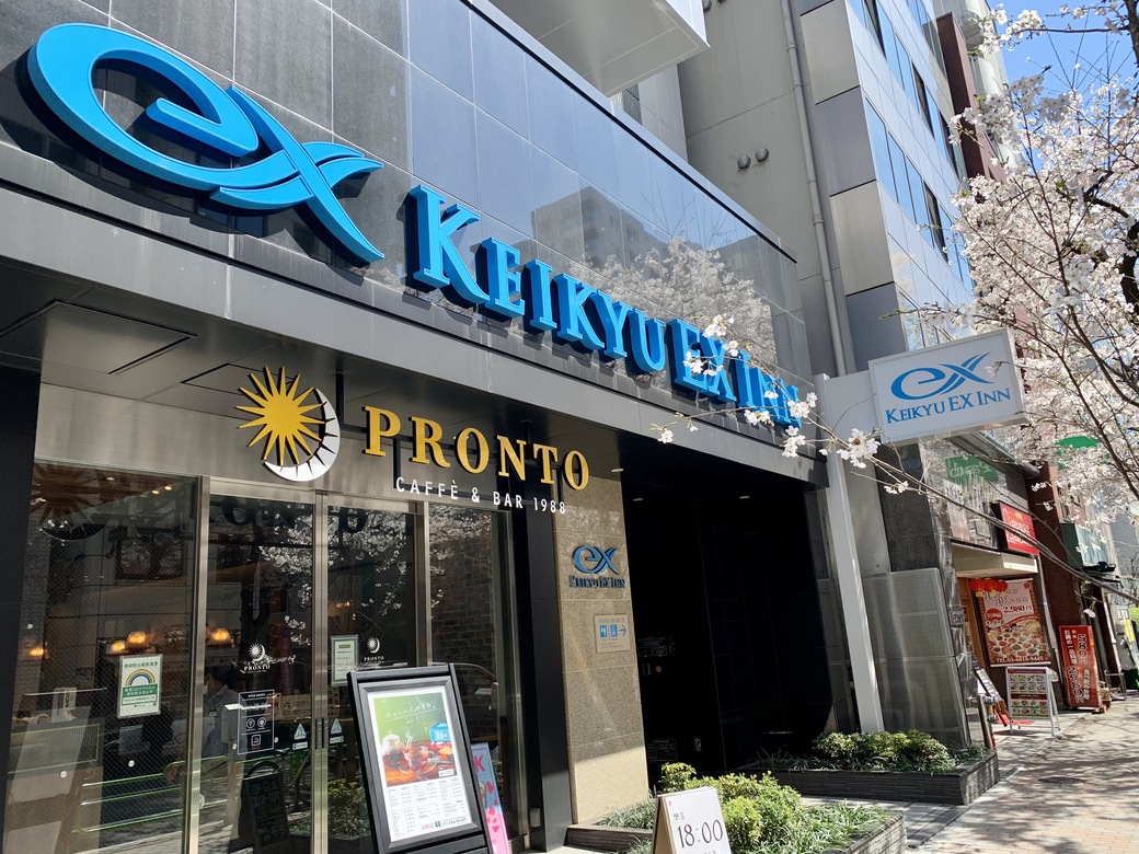 【ホテル外観】さくら通りに面したホテル（春)