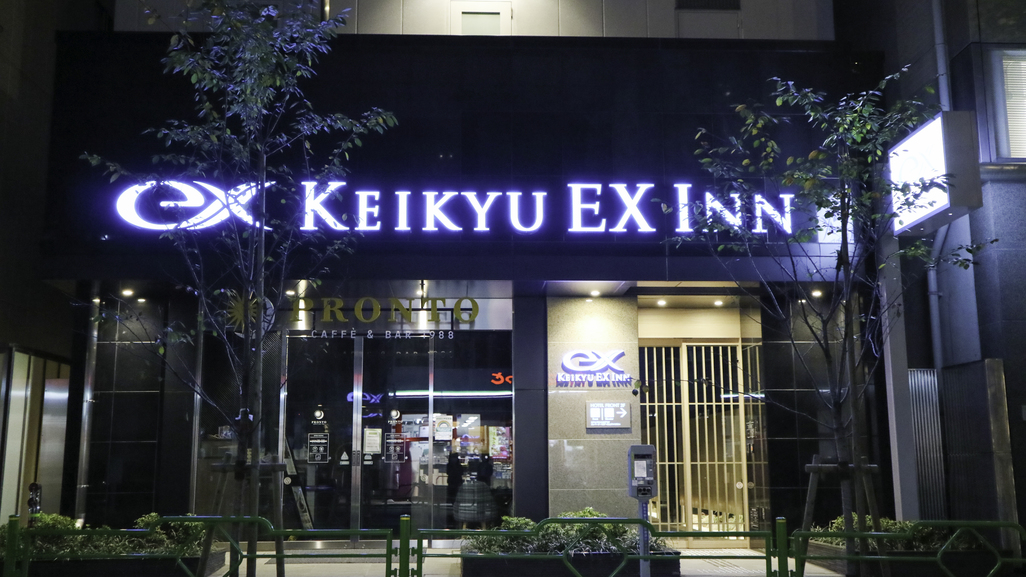 【夜のホテル外観】さくら通りに面したホテル