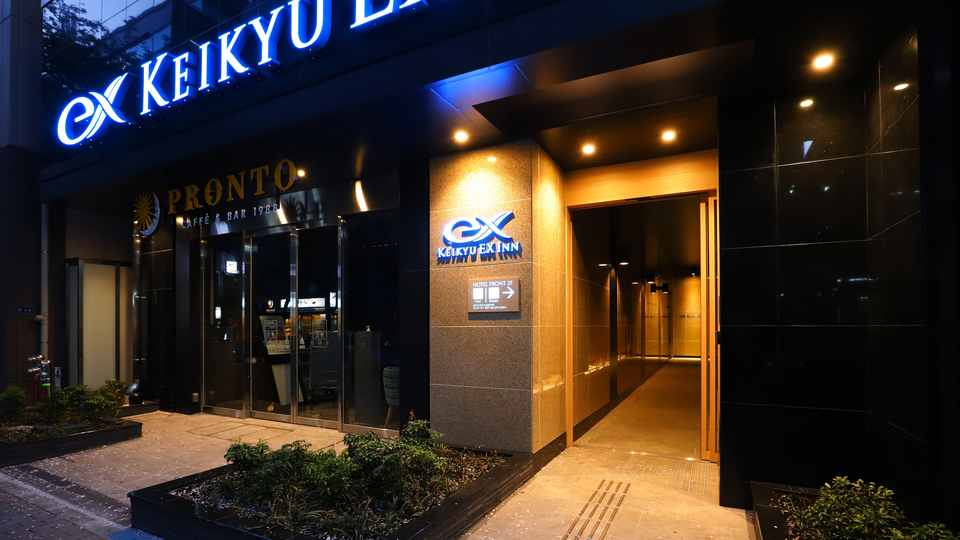 【夜のホテル外観】さくら通りに面したホテル