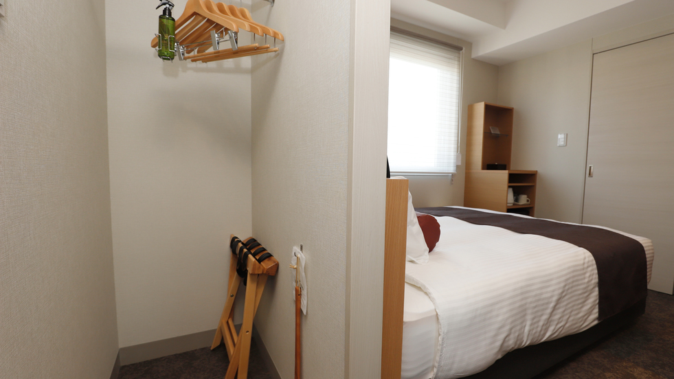 【EXダブルルーム】スーツケースを置けるスペースあります