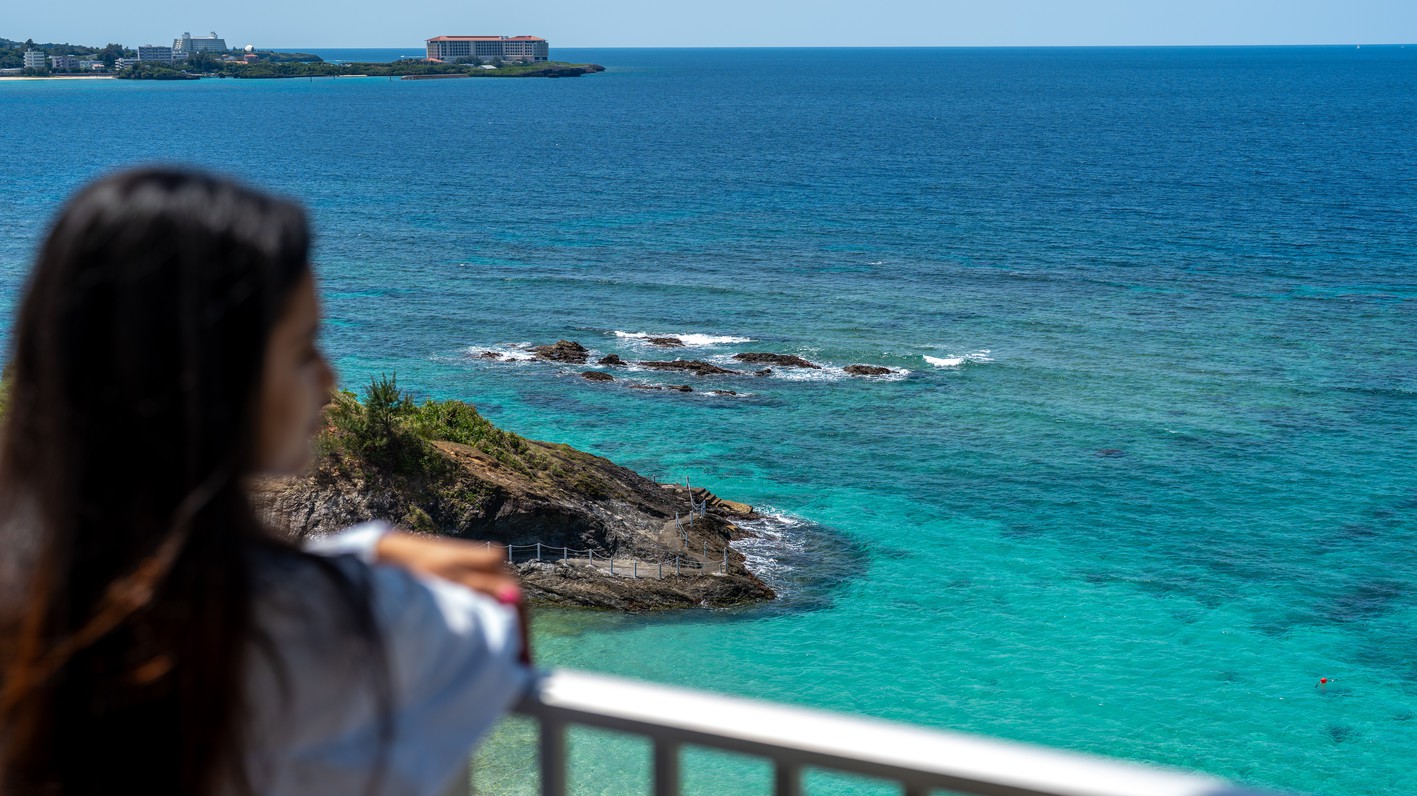 海を眺める女性