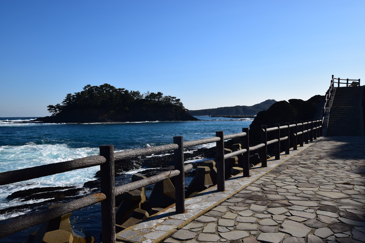 西泊海水浴場（なや浜海岸）の遊歩道
