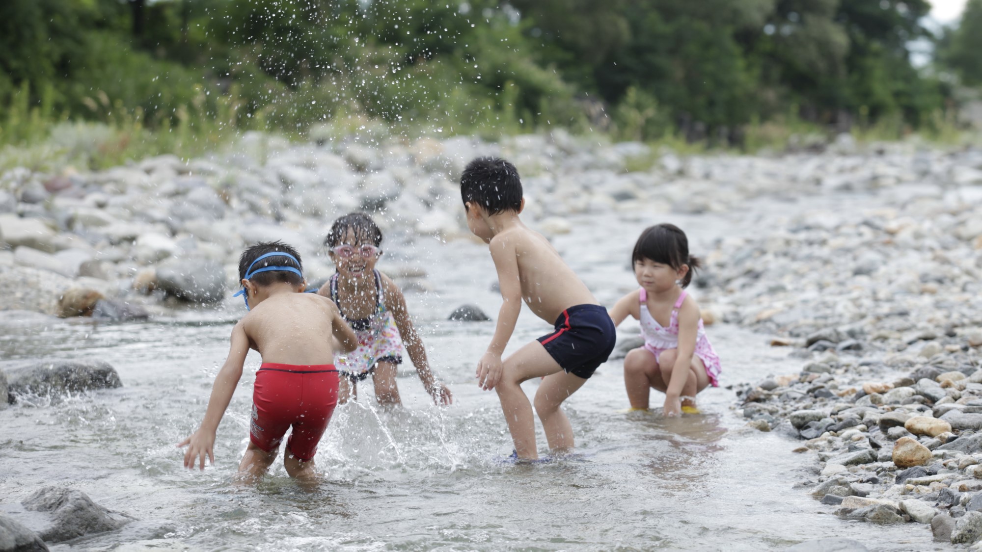 河原で水遊び