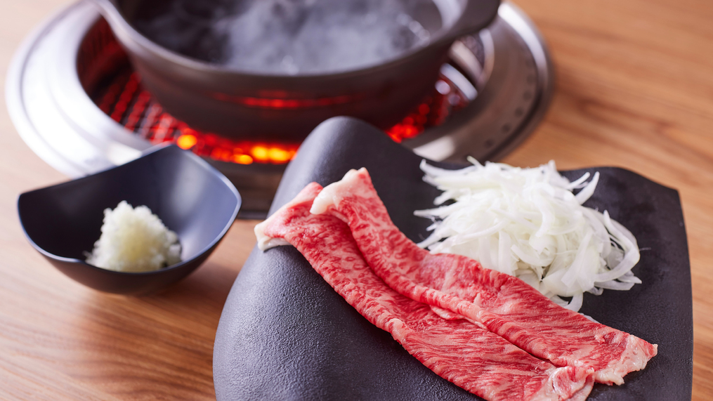 【淡路焼肉割烹「琥珀」】淡路牛にサッと火を通して淡路玉葱とともにいただく出汁しゃぶ鍋（イメージ）