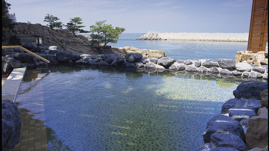 【天宮の雫（1階・露天風呂）】波打ち際の温泉露天。静寂の中、せせらぎの旋律に耳を傾ける…;