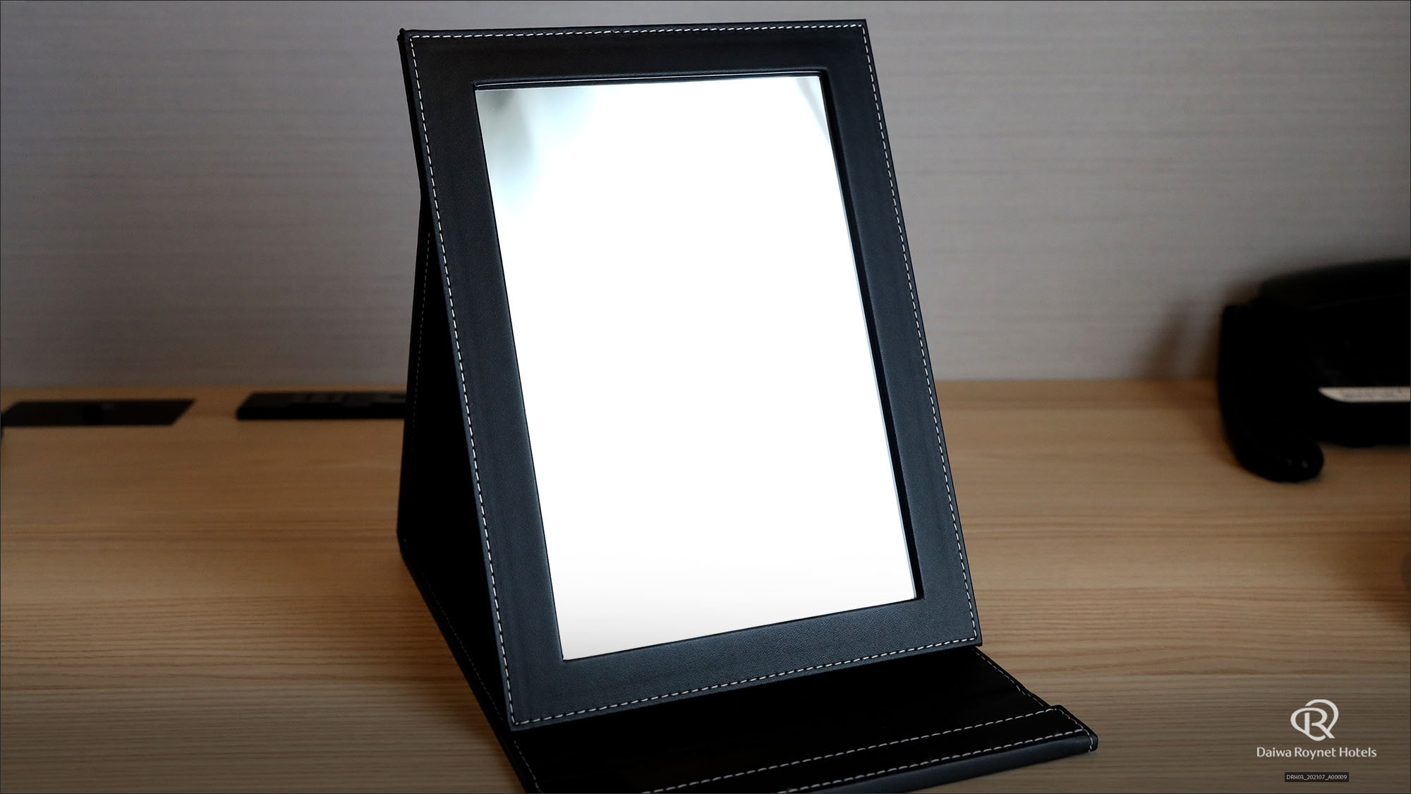 【客室】デスクミラー
