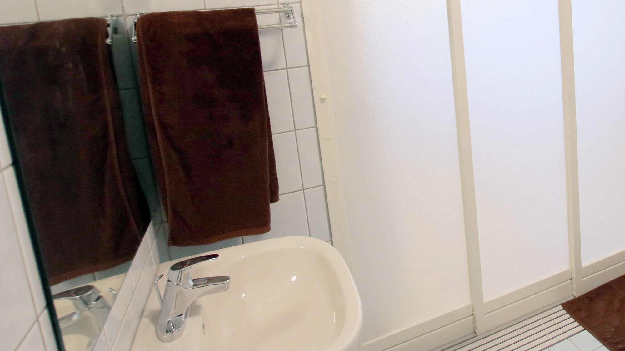 *ユニバーサルルーム（一例）洗面台の横に備え付けのタオルがございます。