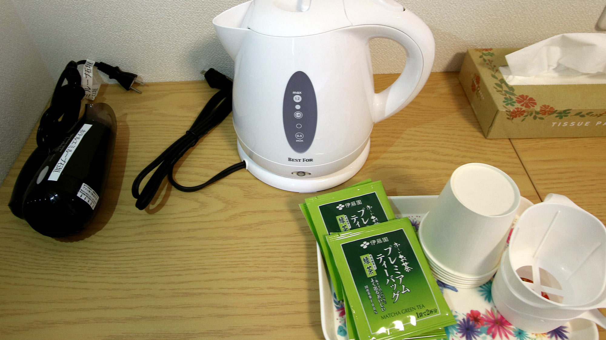 *スタンダードダブル（一例）電気ポットでお茶をお飲みいただいたり、持参すればカップ麺も食べれます。