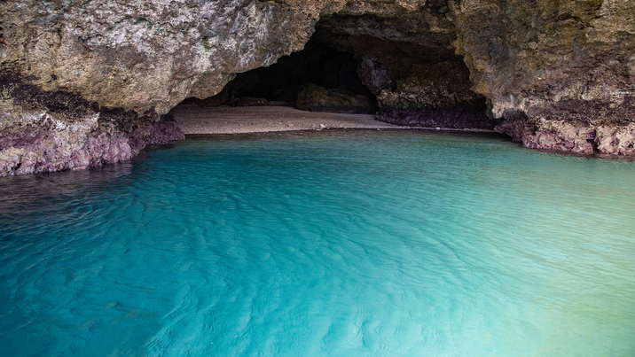 *【青の洞窟（一例）】天候や潮の満ち引きで見え方が変わります