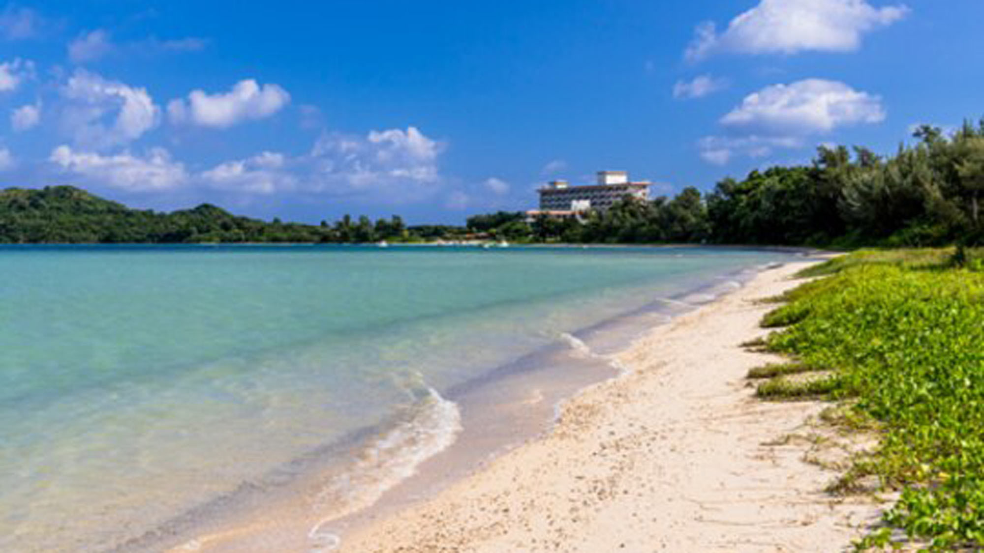 **周辺観光【底地（すくじ）ビーチ】ホテルよりお車で約15分。真っ白な砂浜が約1kmつづくビーチ。