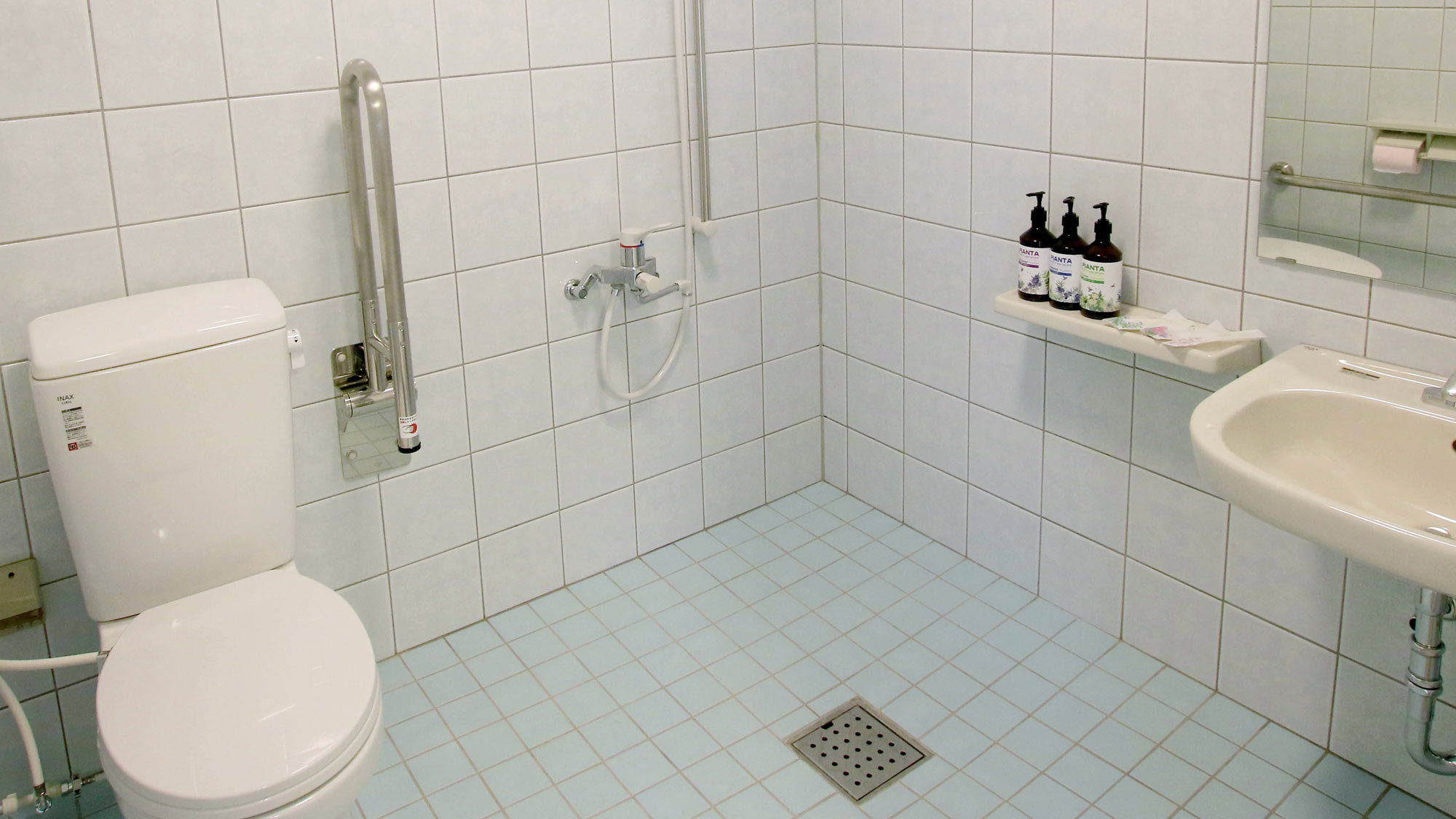 *ユニバーサルルーム（一例）シャワールームの中には、シャワーとトイレ、洗面台がございます。