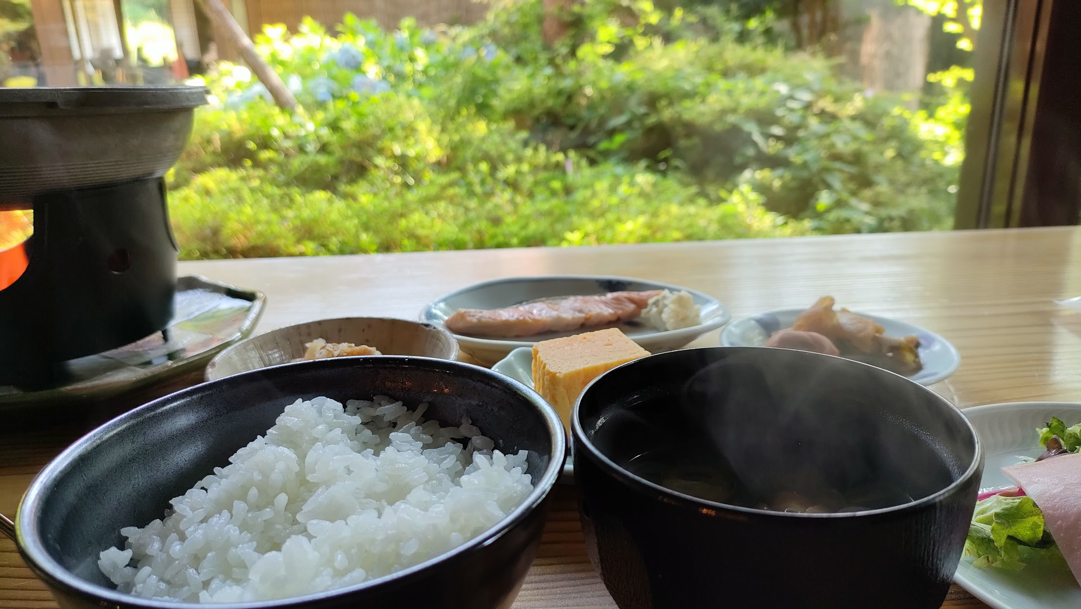 中庭を眺めながらの爽やかな朝食