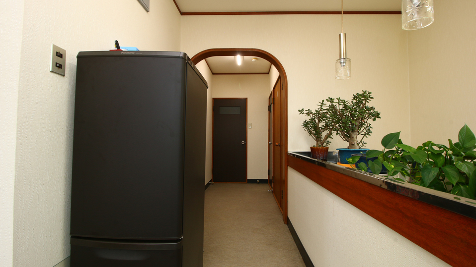 館内＿2階の廊下に自由に使える共用の冷蔵庫がございます。
