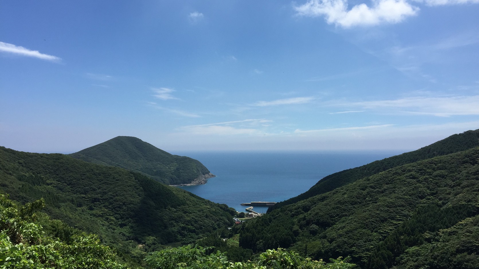 対馬の山々と海