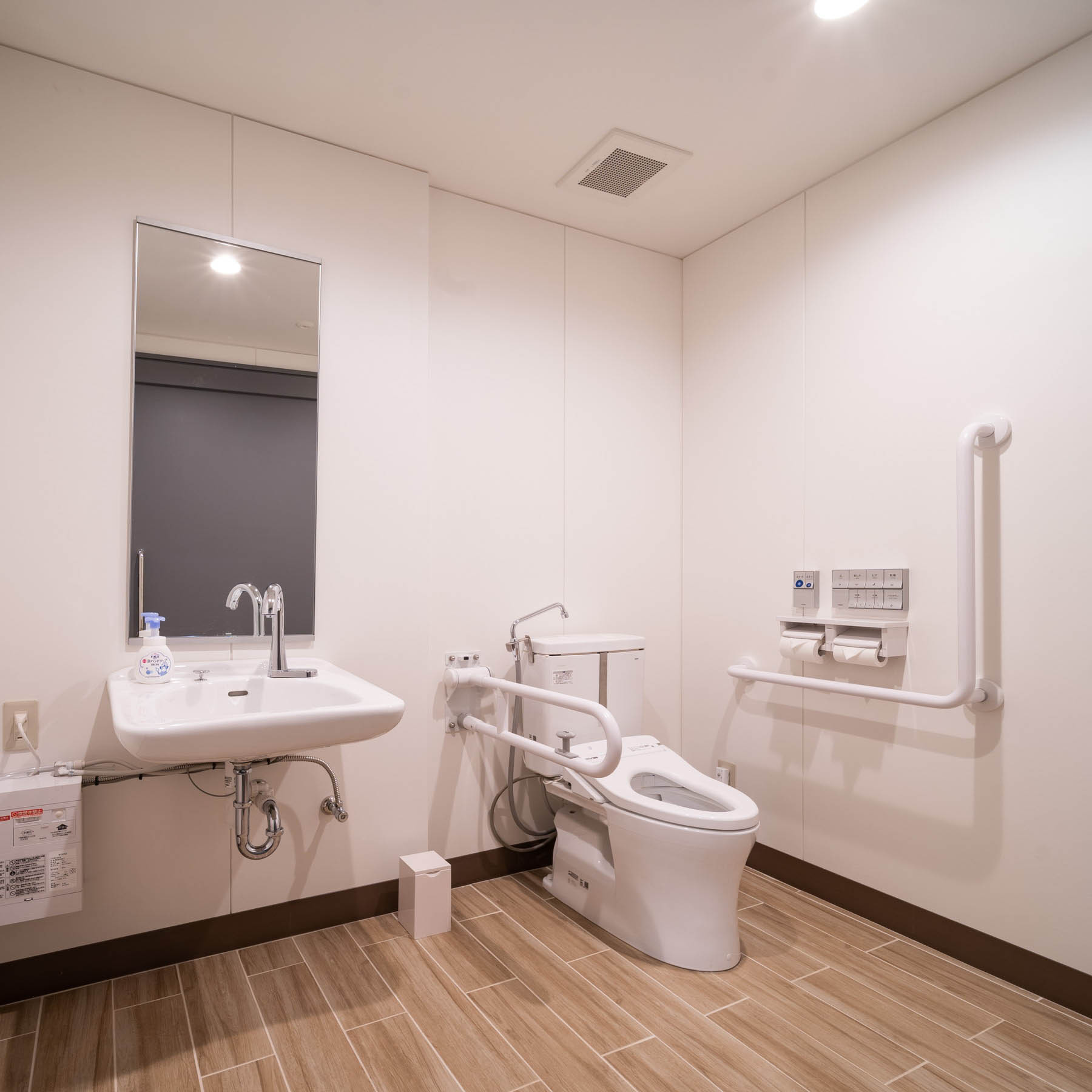 1階のフり−スぺ−スにあるトイレはバリアフリーで、車椅子でも入れる広々スぺ−ス。