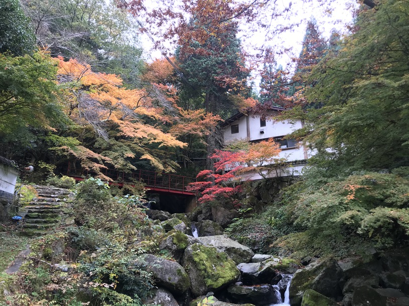 紅葉といろりの宿