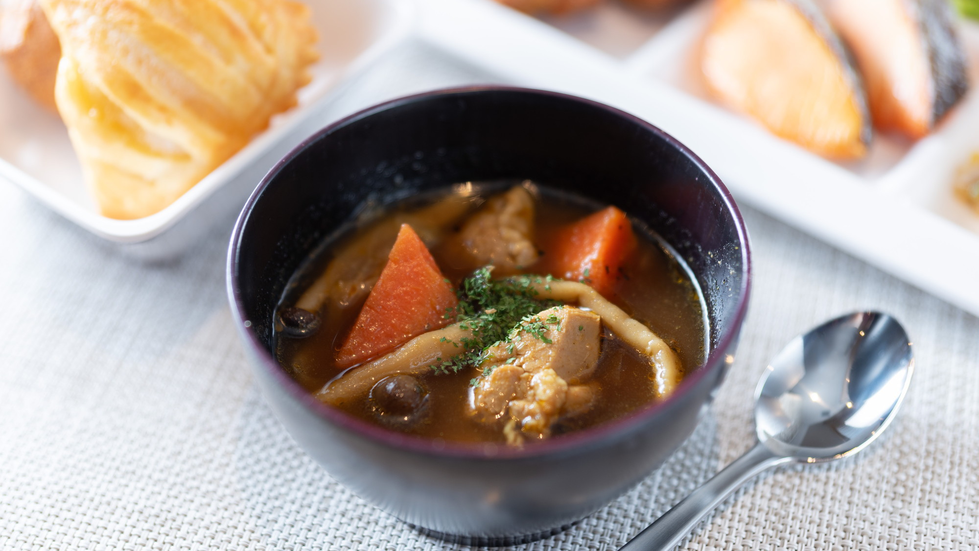 北海道のご当地メニュースープカレー！ゴロゴロとしたお野菜が入っております