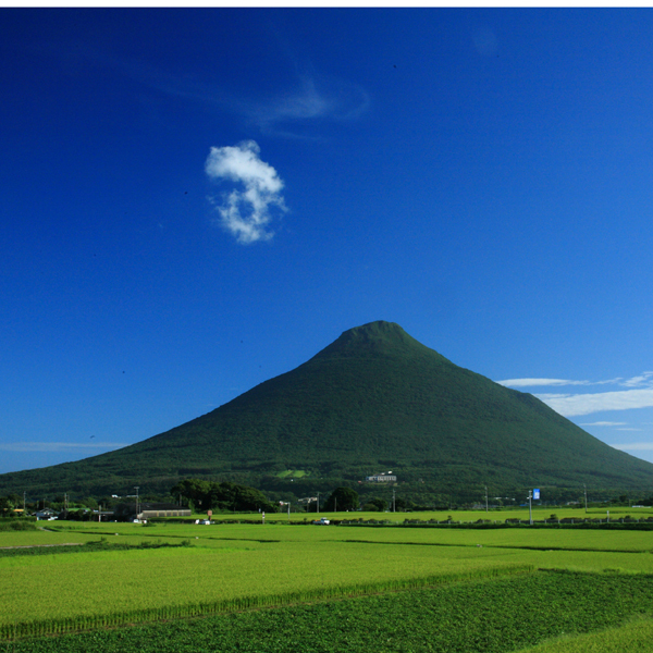 夏・日本百明山の一つで、別名薩摩富士ともよばれる開聞岳