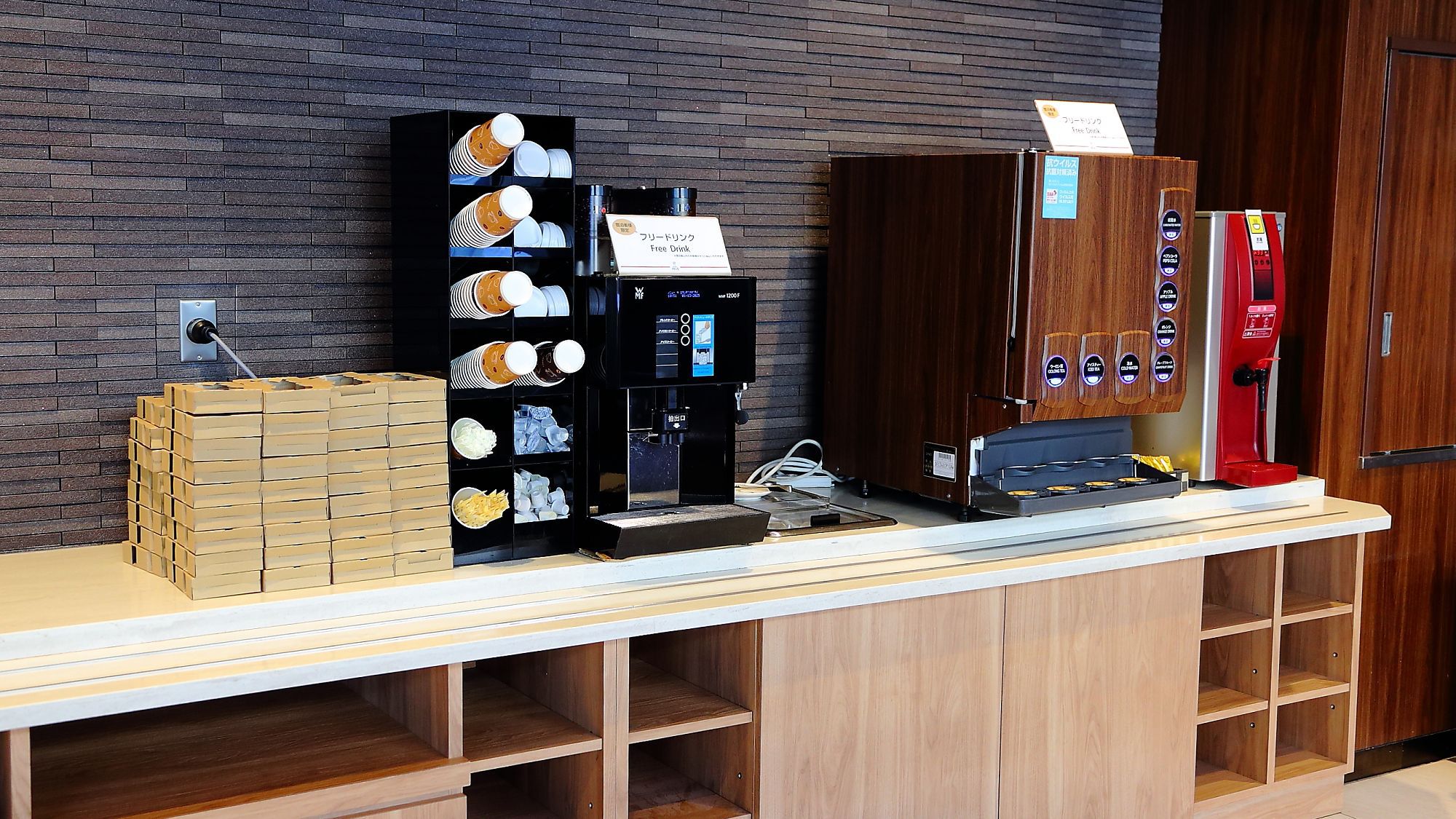 1F ラウンジ ドリンクコーナーイメージ