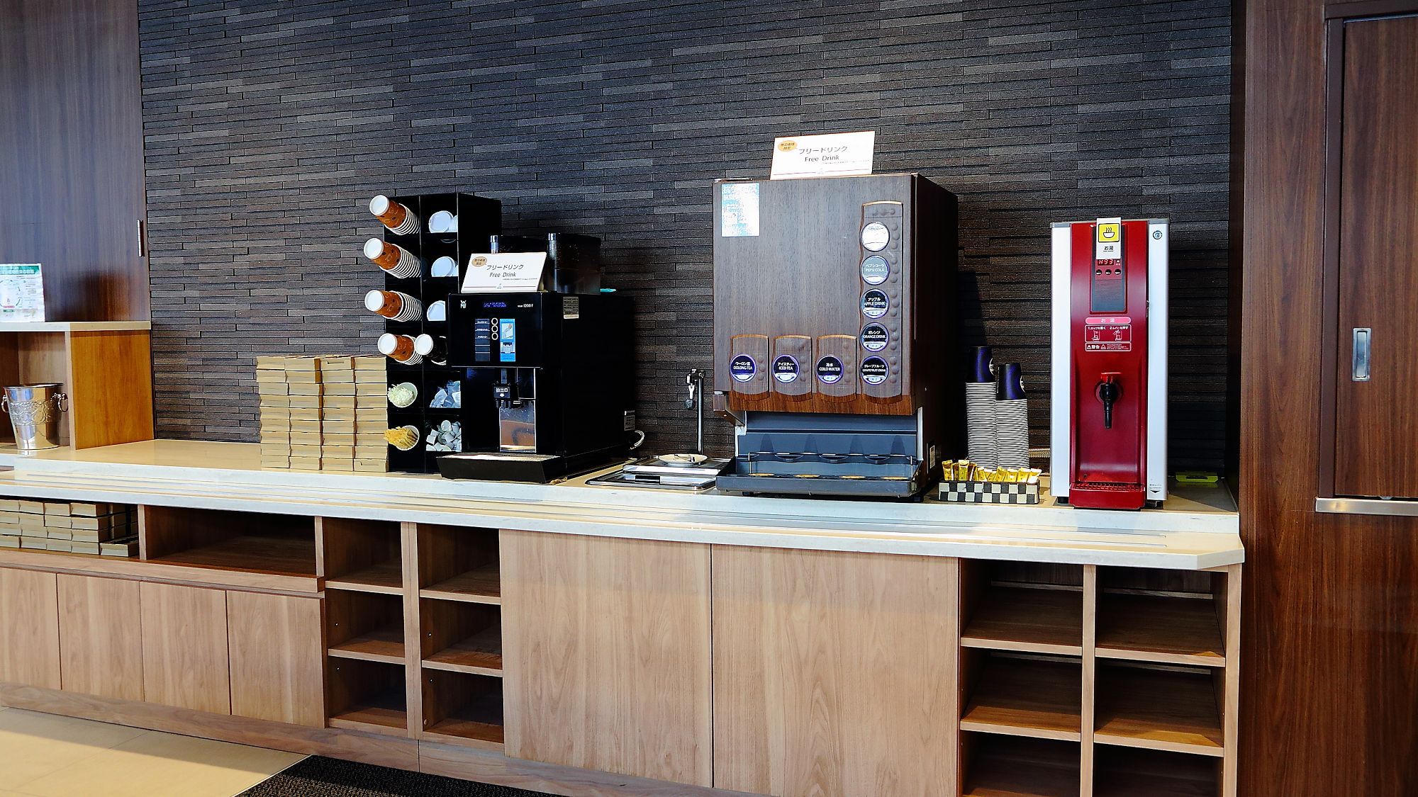 1F ラウンジ ドリンクコーナーイメージ