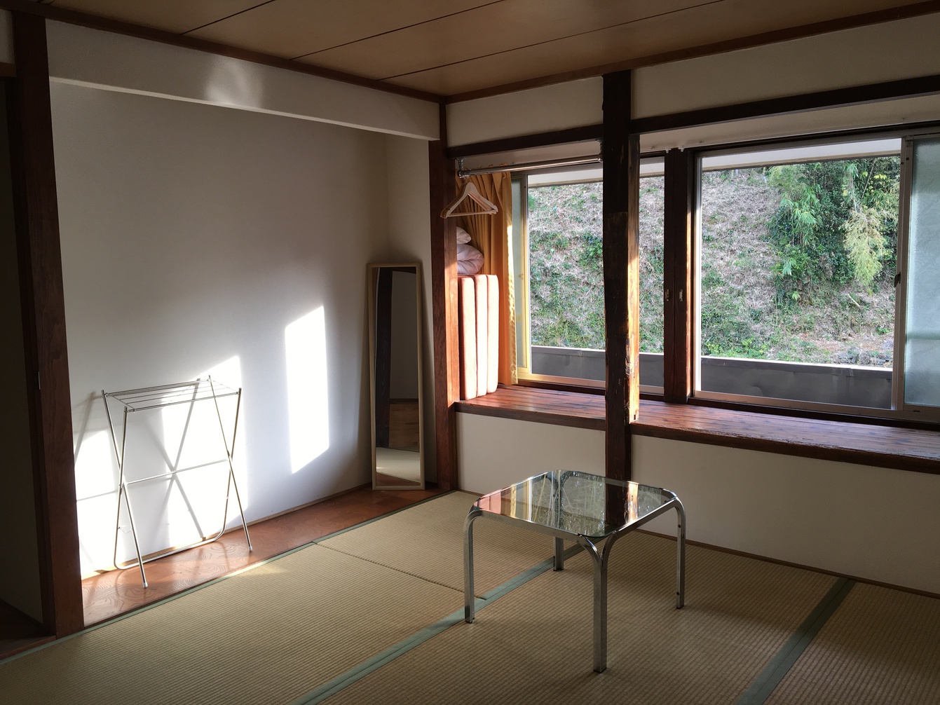 朝陽が差し込む山側の部屋（山茶）