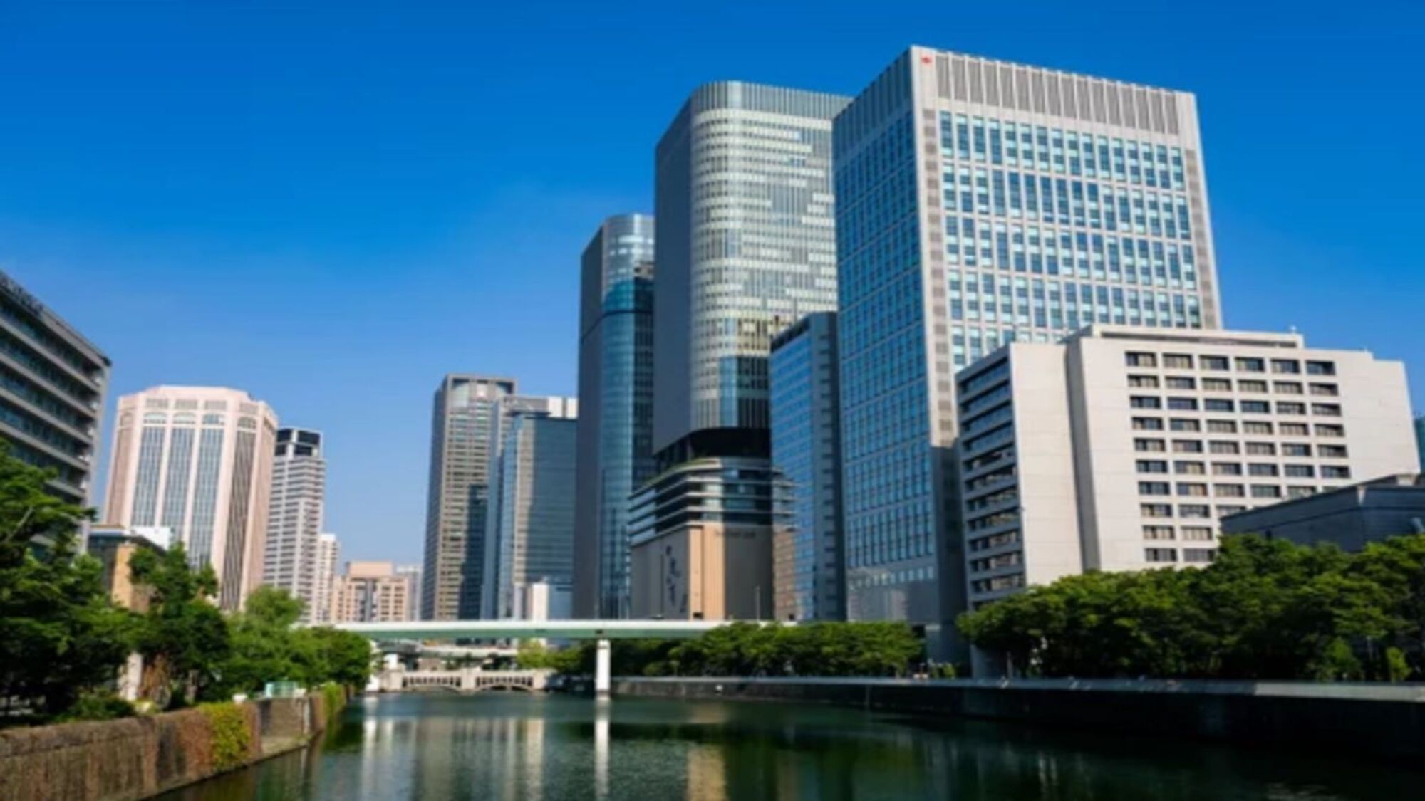 【大阪・御堂筋】ビルが立ち並ぶ大阪のオフィス街です。