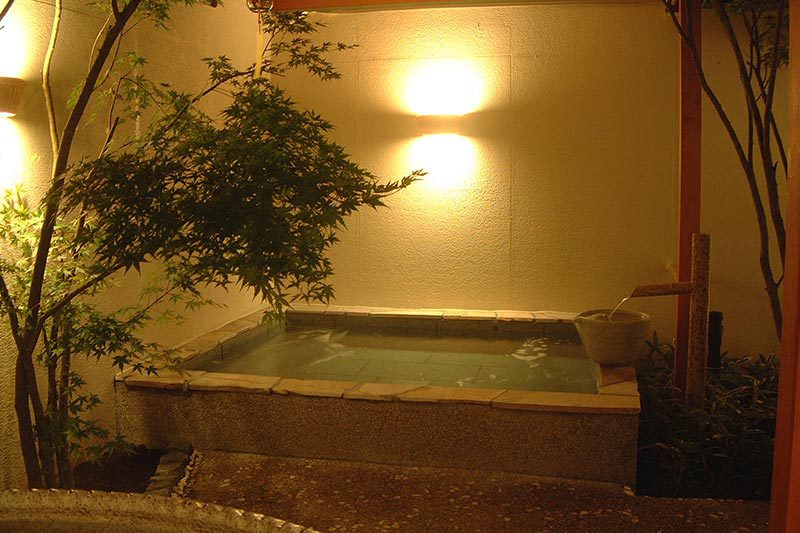 伊豆石の露天風呂