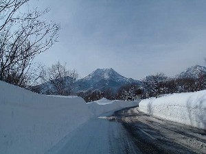 雪の壁と妙高山