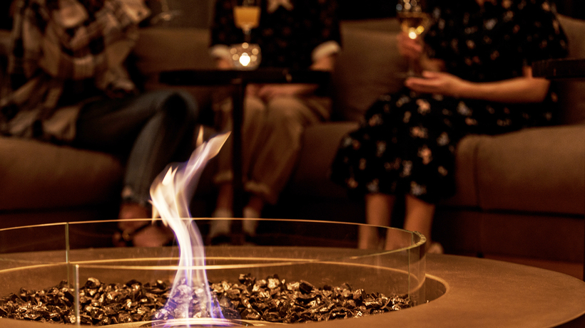 LOUNGE暖炉の灯りを眺めうっとり癒されながら、時に会話を愉しみ、時に自分と向き合う時間を＿＿