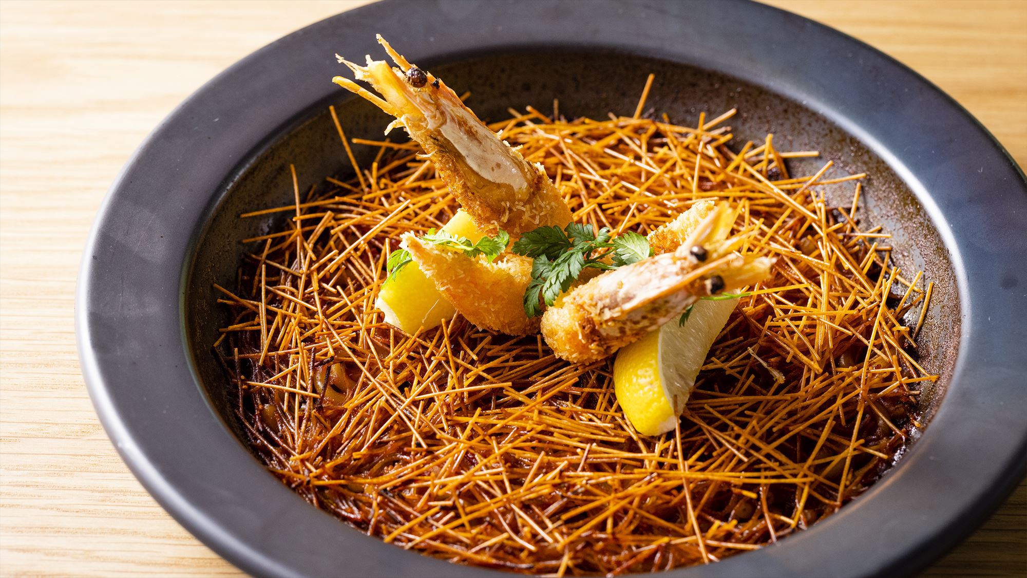 料理濃厚海老出汁のフィデワアイオリエスプーマ （パスタのパエリヤ）。