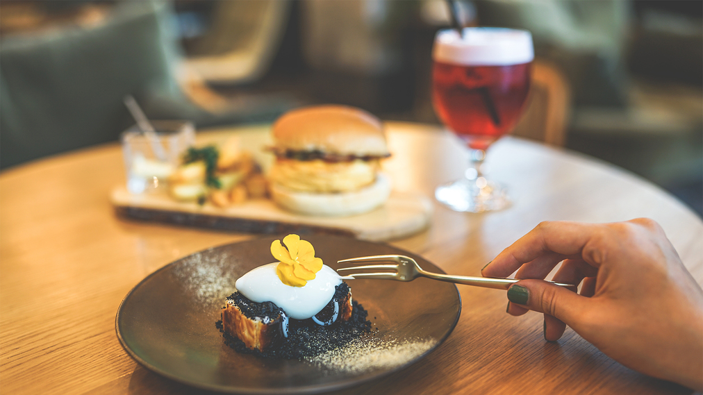 ディナーでも人気の”;バスク風チーズケーキ”;。クリーミーで滑らかなコクと旨味が口の中に広がる一品。