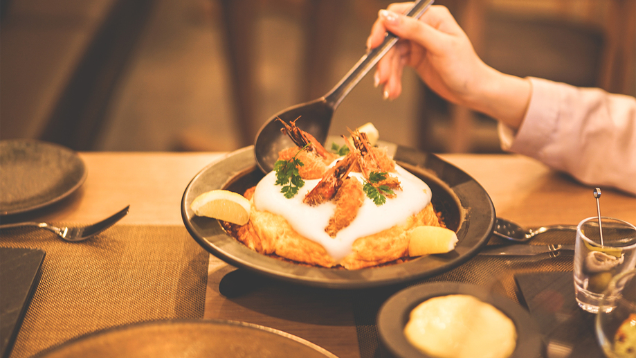 スペイン料理ならではの、美味しいものをシェアする楽しみ。エスプーマで仕上げる演出も楽しい。