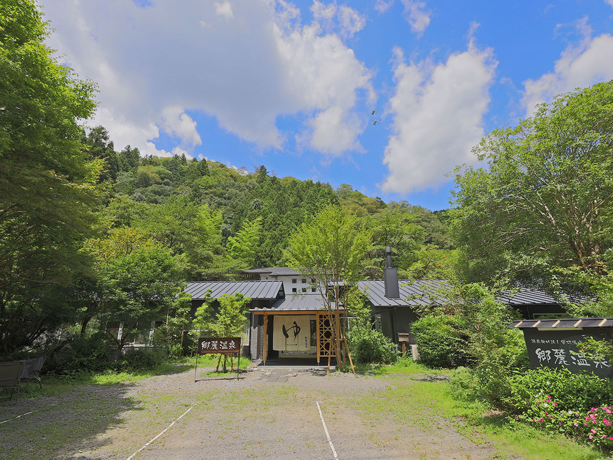 山の中にぽつんと一軒佇む、四万十川源流点に最も近い温泉旅館。