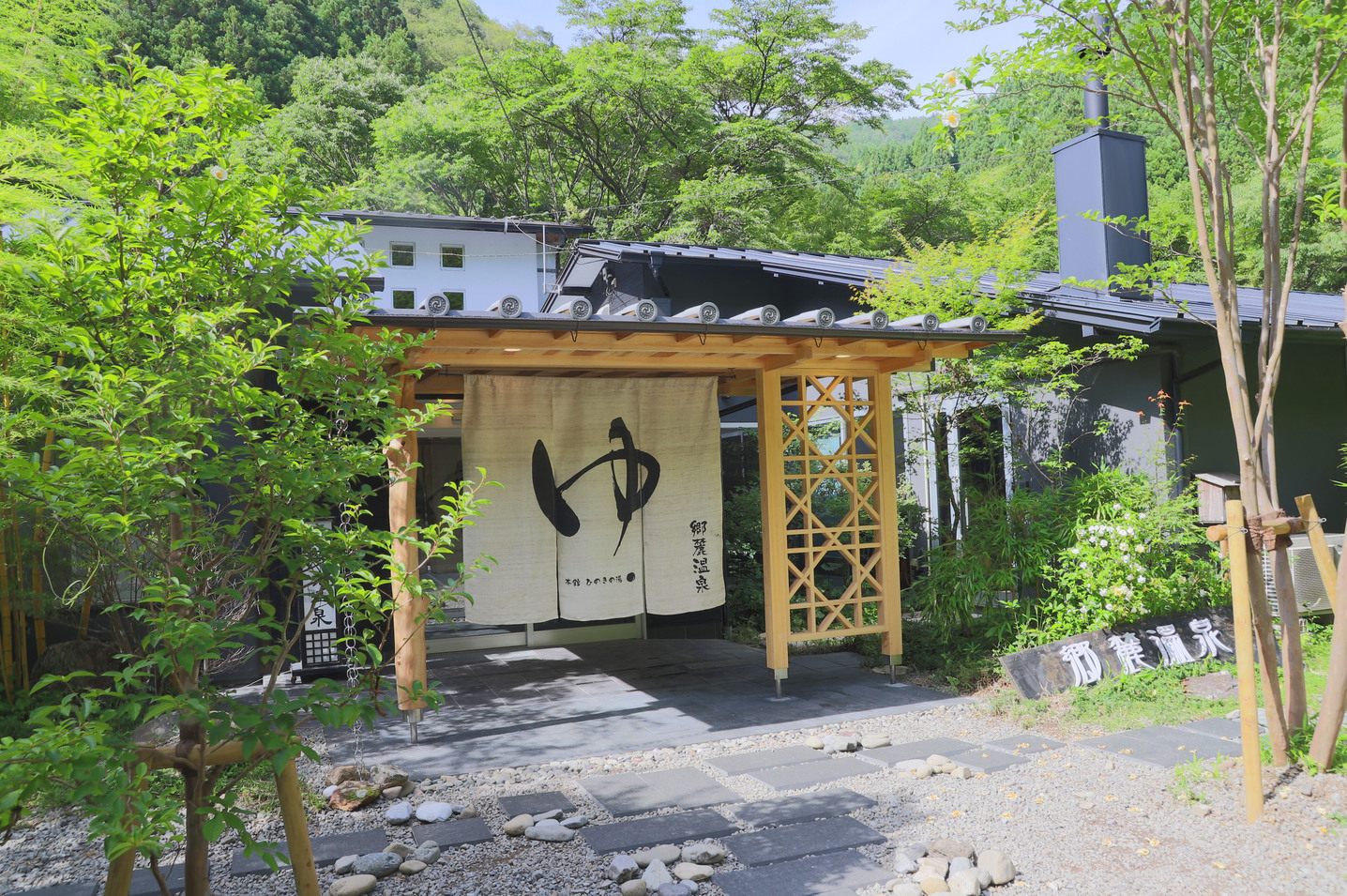 春は桜、夏は新緑、秋は紅葉と、山の緑にすっぽり包まれた小さな旅館。