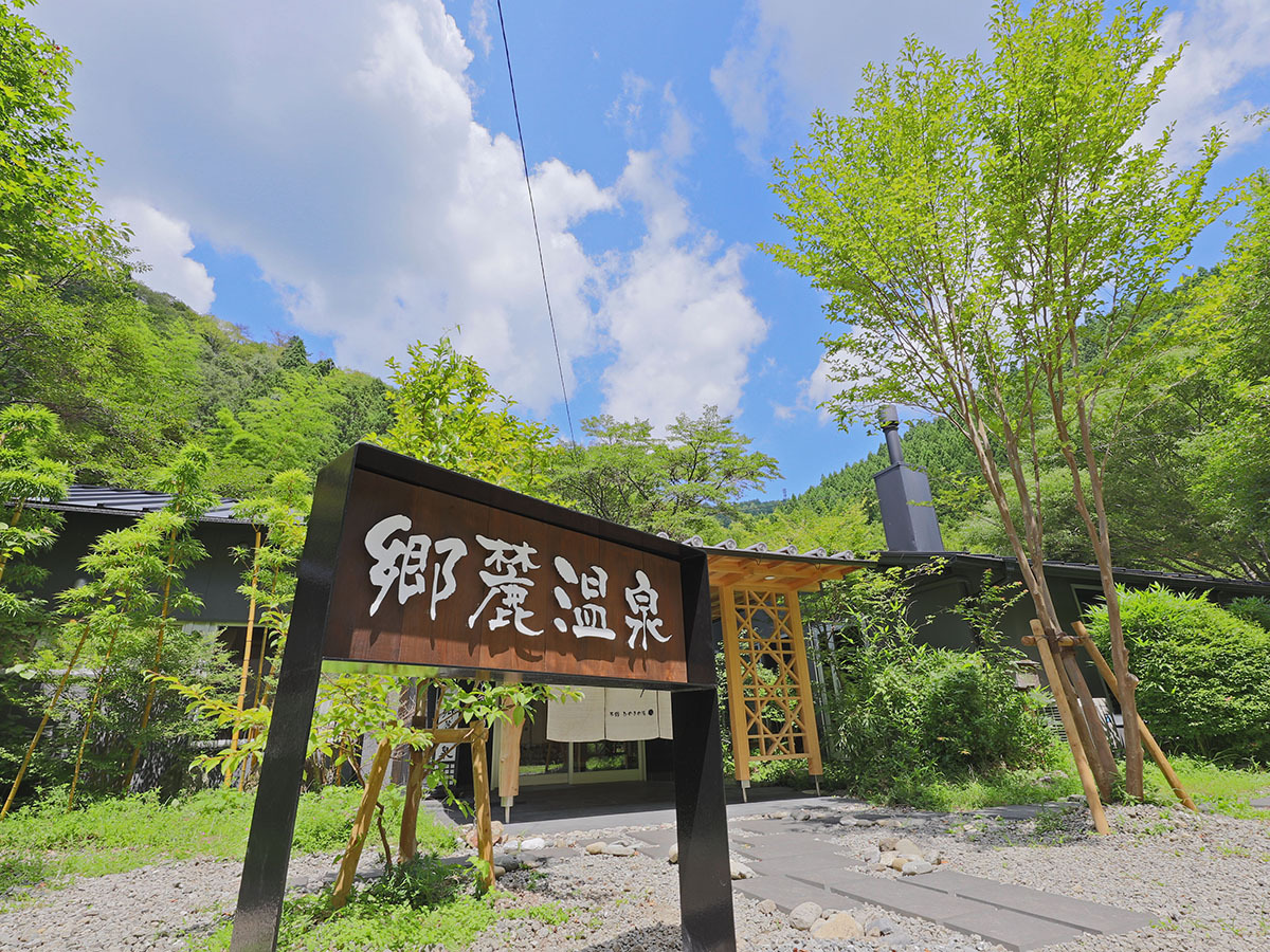 春は桜、夏は新緑、秋は紅葉と、山の緑にすっぽり包まれた小さな旅館。