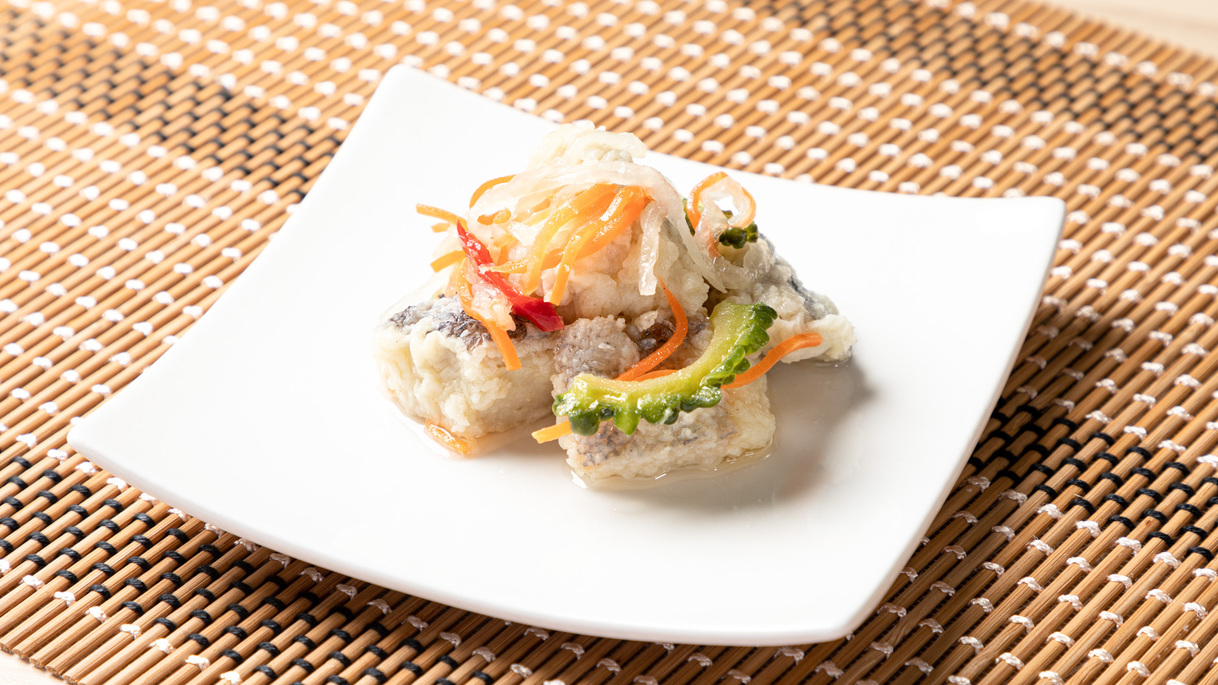 【シーラのエスカベッシュ】シーラは、沖縄で『マンビカー』と呼ばれている魚です。もちろんゴーヤ入り♪