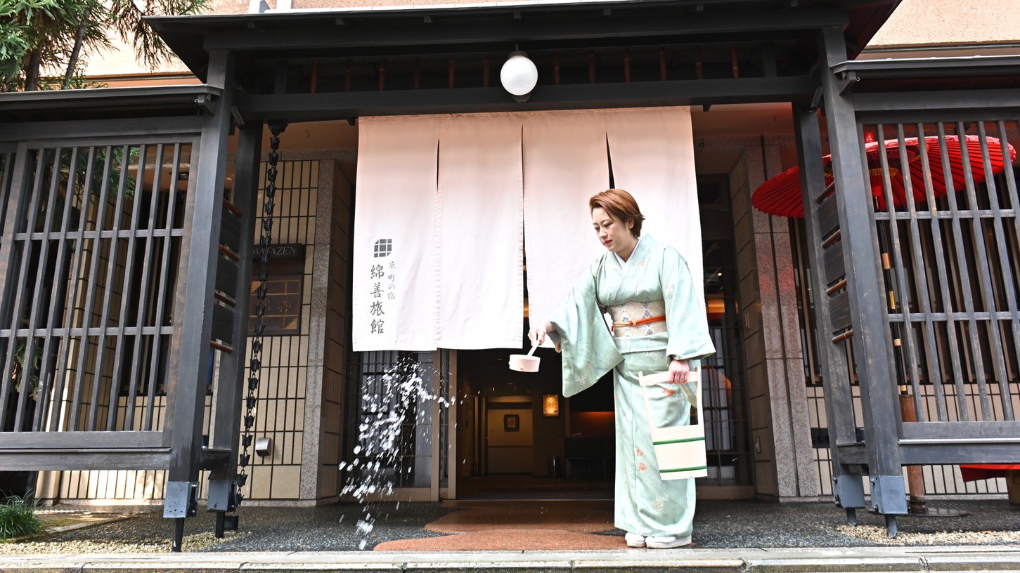 外観打ち水も京都ならではの風景