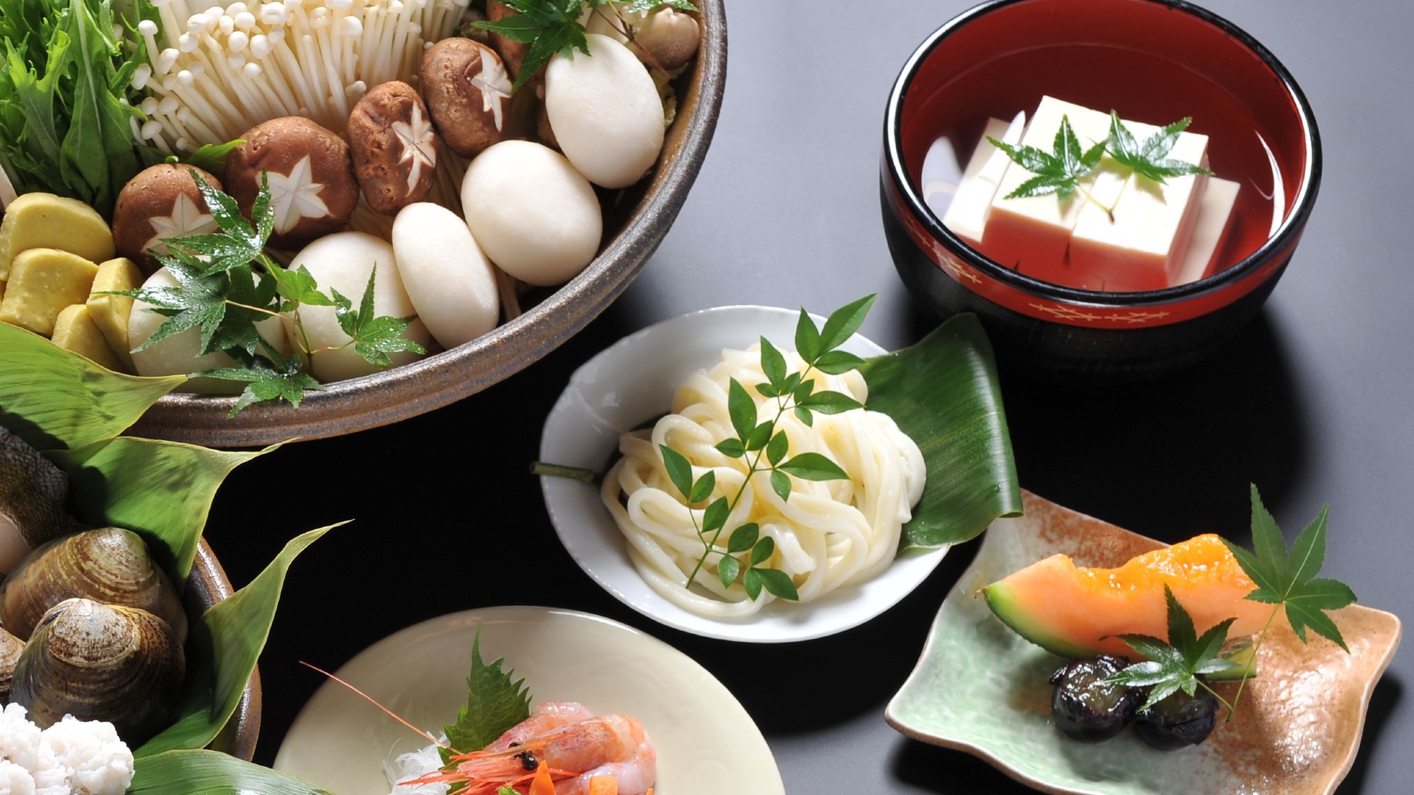 昆布とかつお節から丁寧にとった優しいお出汁に、京都の白味噌を合わせたほんのり甘い『雅鍋』