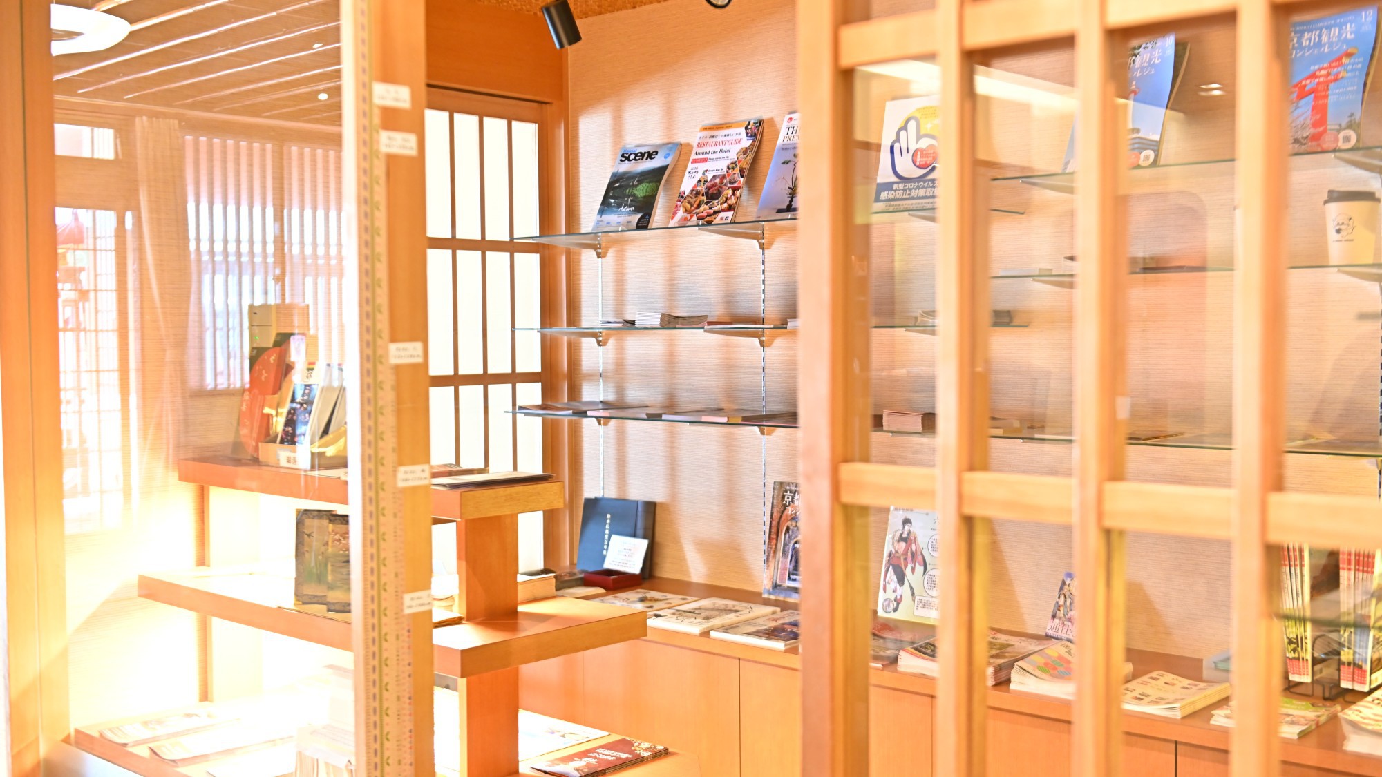 京都観光ライブラリ／スタッフおすすめの京都観光のパンフレットや展示会案内を取り揃えています。