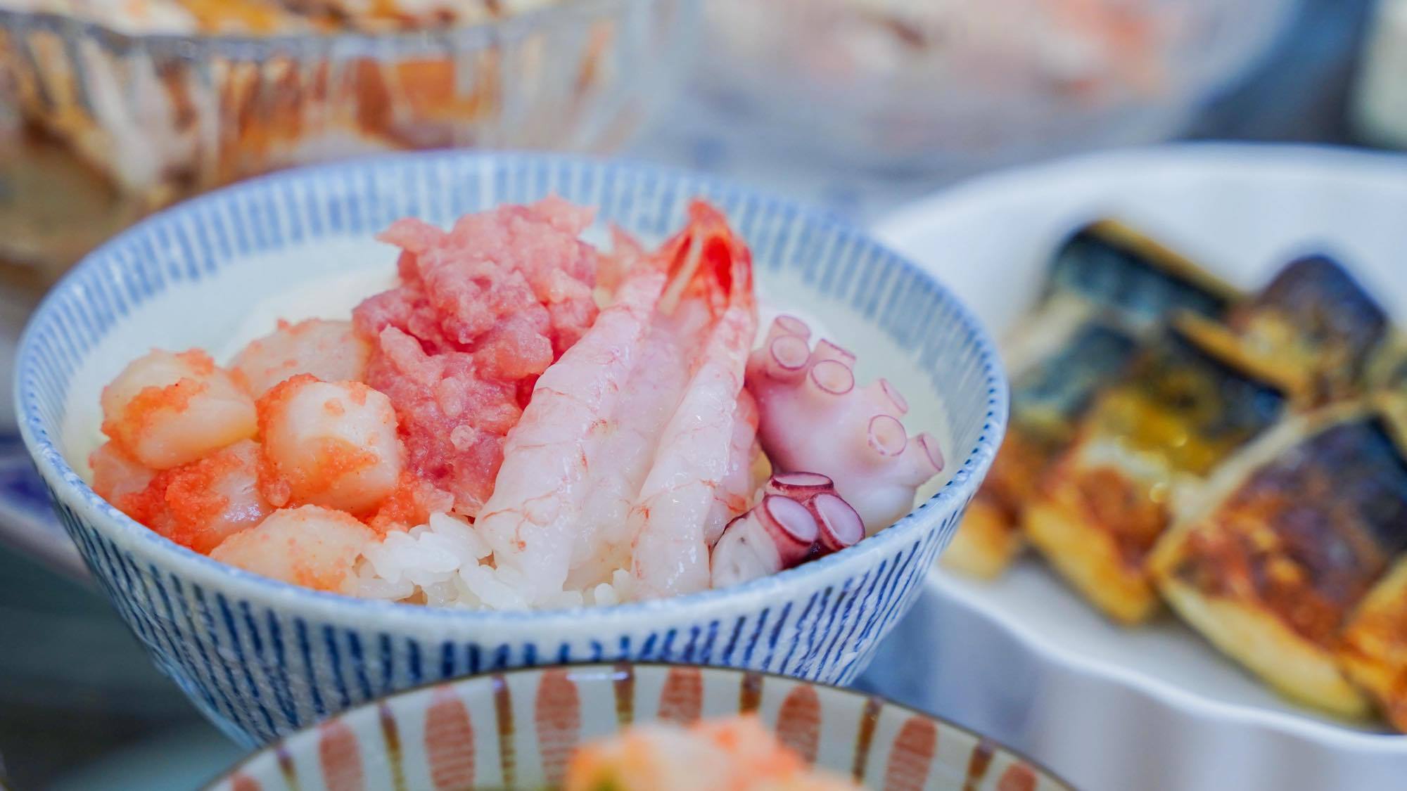 お好みの具材で自分で作る『名物海鮮丼』