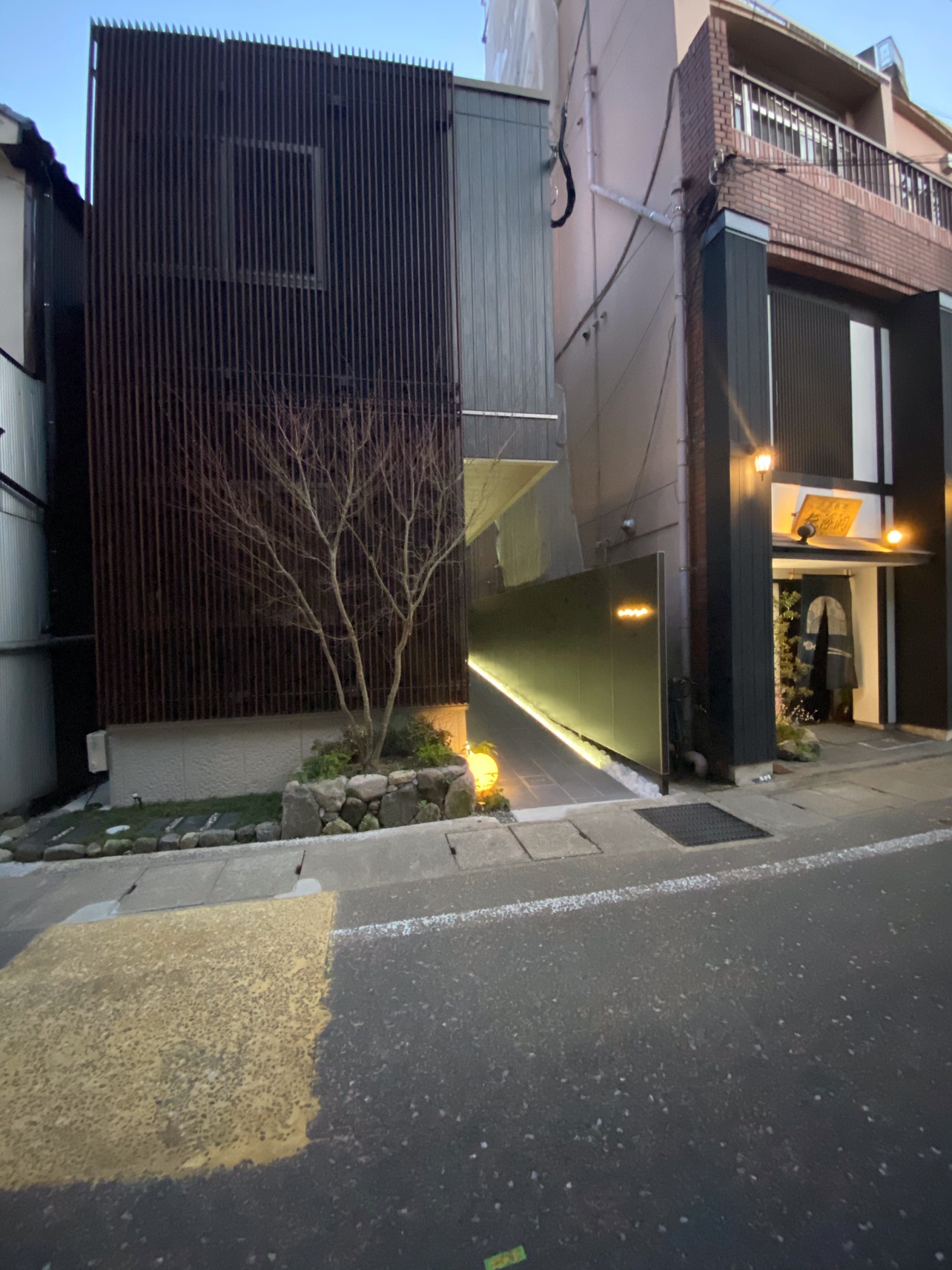ホテル外観(夕方)