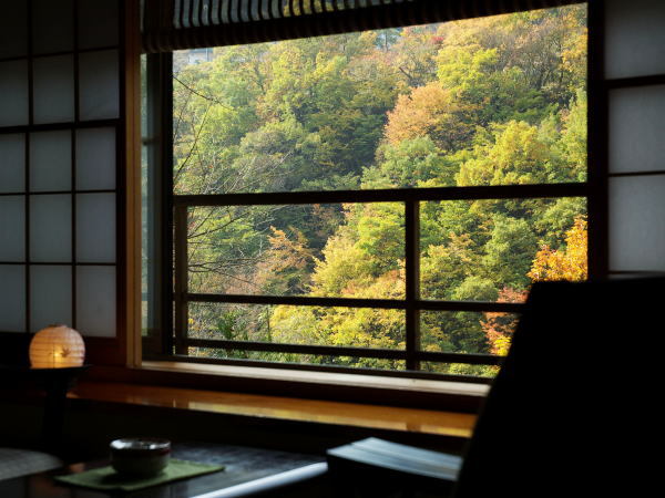 【お部屋からの眺め】秋は紅葉が美しく、絵画のよう。