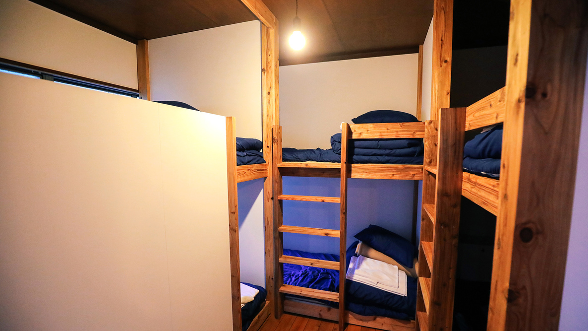 ・【AMARI】2段ベッドを3台設置しており、最大6名宿泊可能