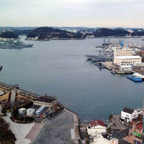 【観光情報 軍港めぐり】ホテルハーバー横須賀から歩いてすぐの場所に軍港めぐの乗船場がございます